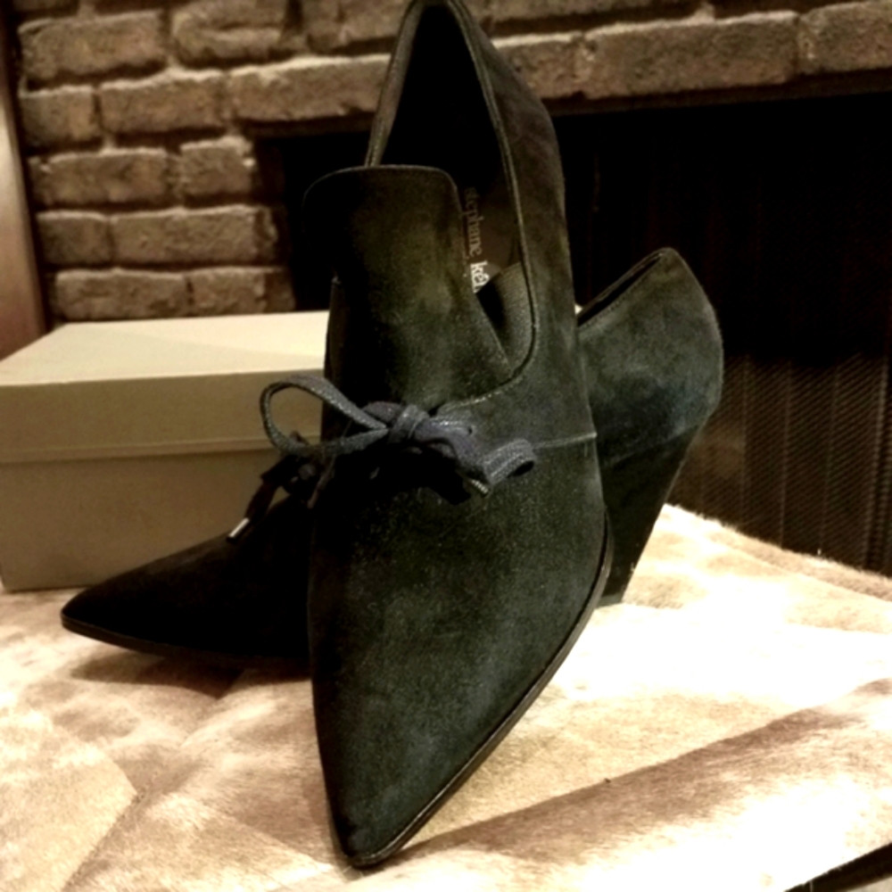 Stephane Kelian "Versailles" Suede Pumps. France.